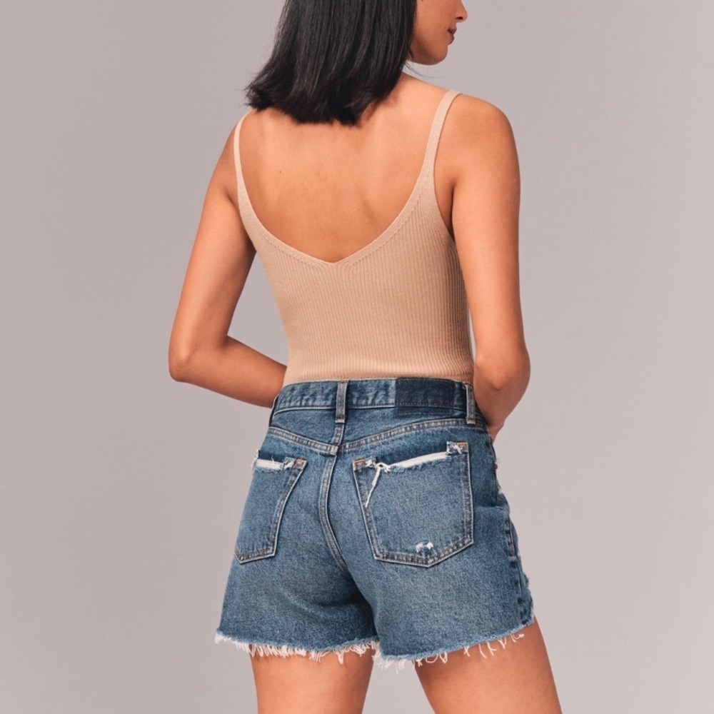 Abercrombie and Fitch mid-rise curve love boyfriend shorts in size 6, brand new